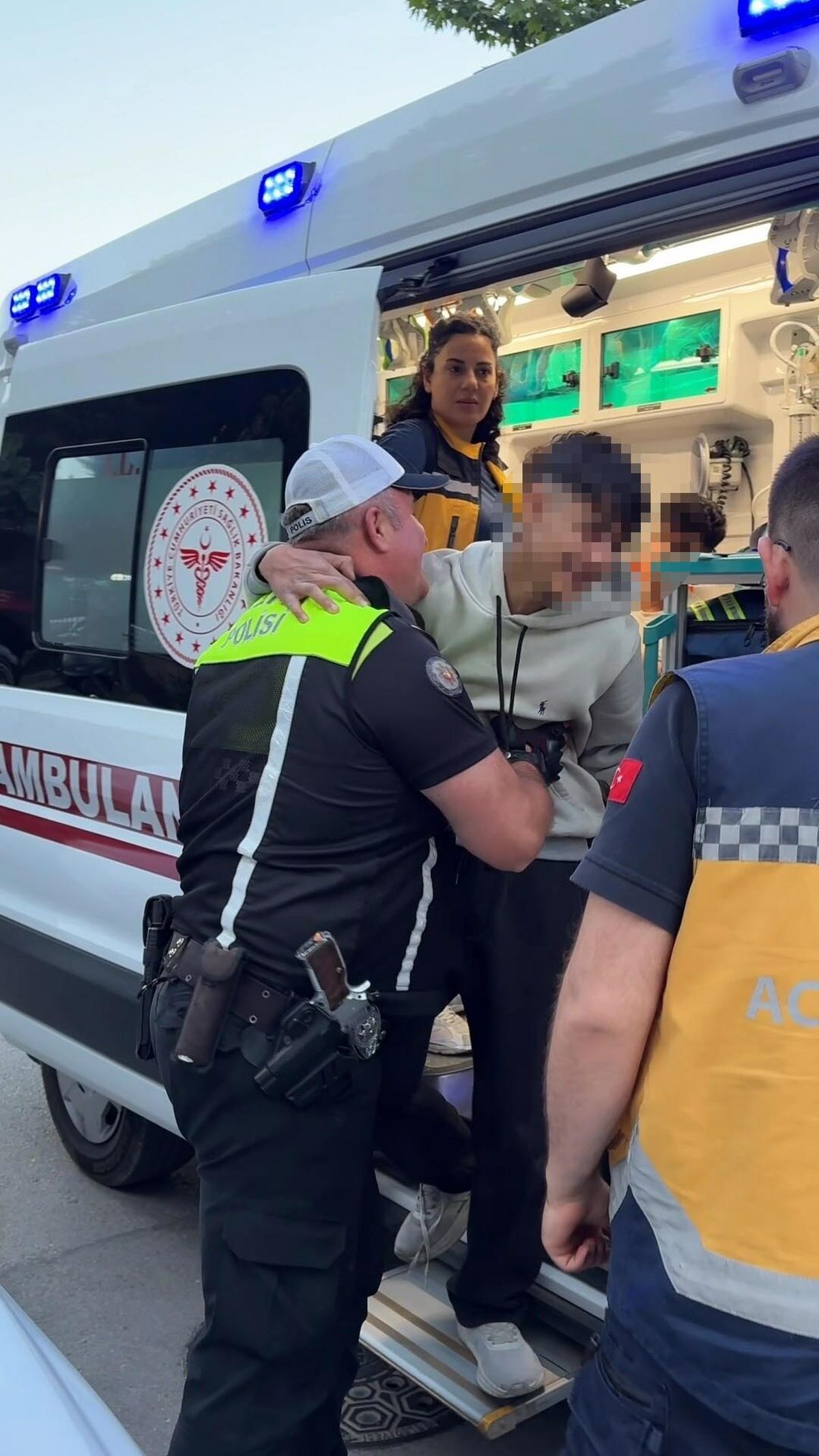 Ehliyetsiz sürücü kaçarken kaza yaptı, polise sarılıp ağladı