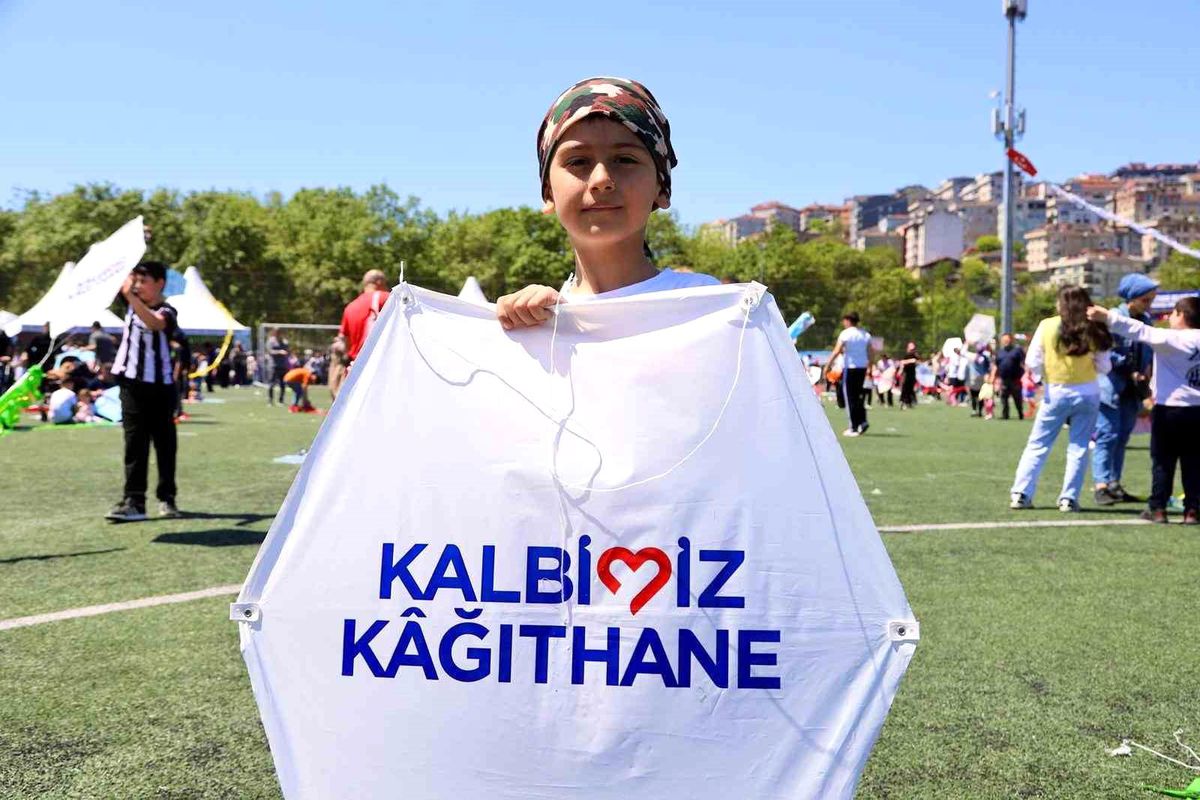 Kağıthane’de gökyüzü şenlendi: 15 bin uçurtma dağıtıldı, dereceye girenlere ödül yağdı