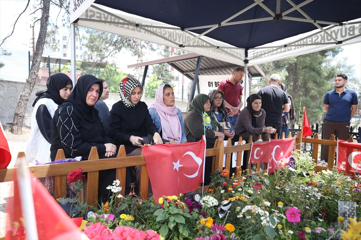 Maraş’ta okul saldırısında ölenlerin ailelerinden bayram arifesinde kabir ziyareti