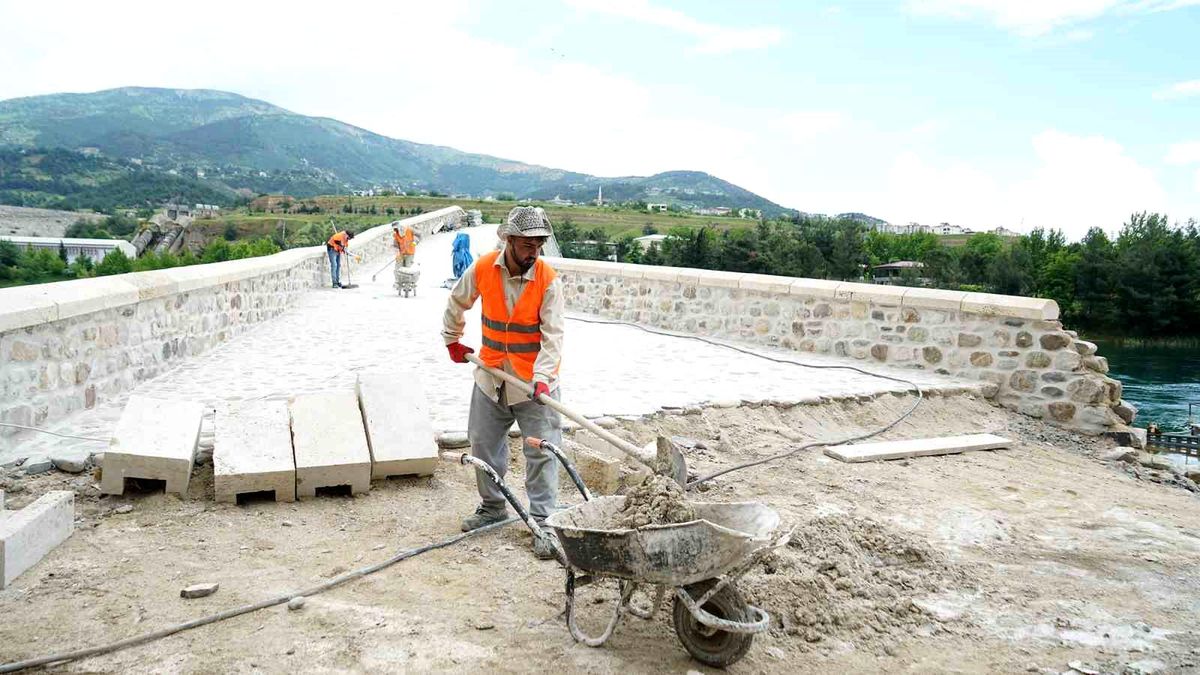 Kahramanmaraş’ta tarihi Ceyhan Köprüsü yenileniyor