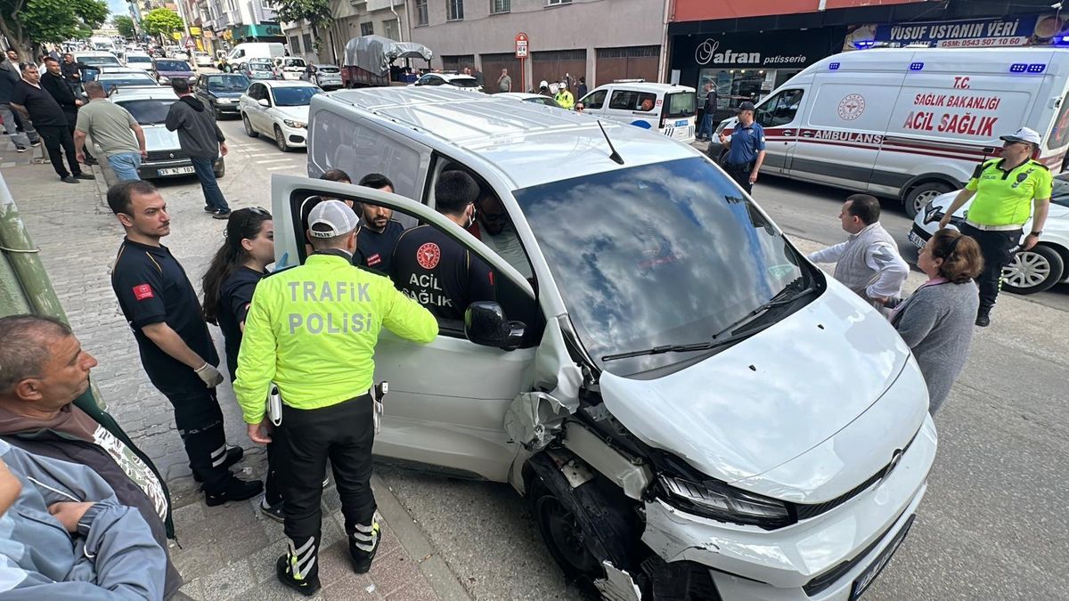 Edirne’de Kamyonet Kaza Yaptı: 2 Yaralı