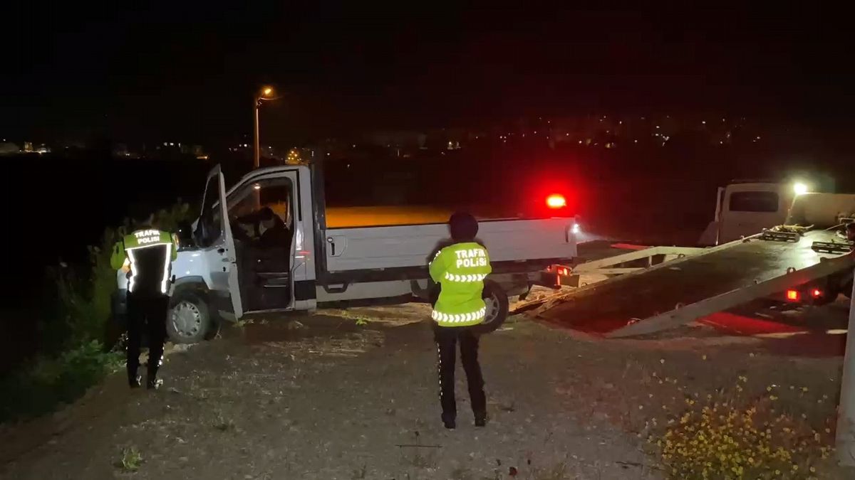 İnegöl’de Kamyonet Şarampole Uçtu