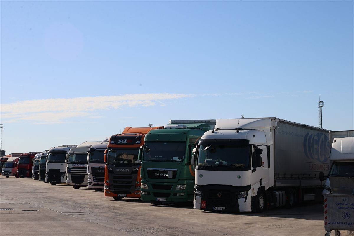 Tır Şoförleri Ailelerinden Uzak Bayram Kutladı