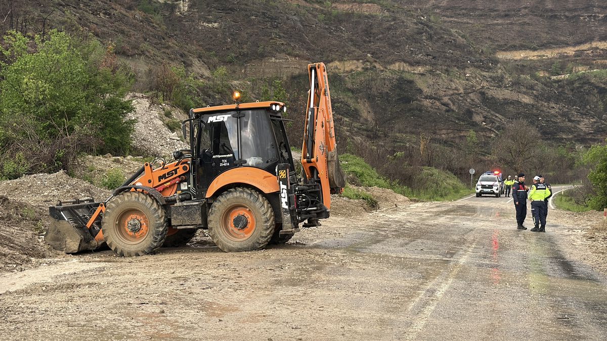 Karabük’te sağanak yolları göle çevirdi