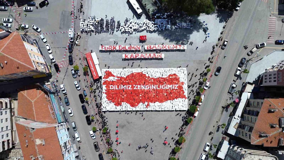 Karaman’da öğrencilerden “Yürüyen Sözlük” gösterisi