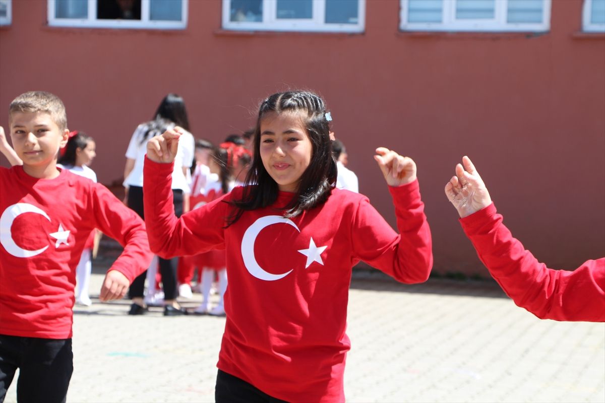 Karlıova’da 23 Nisan Kutlamaları