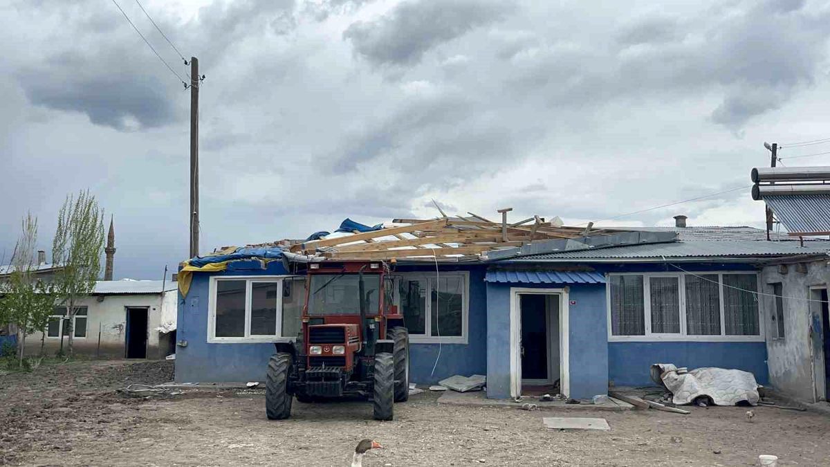 Kars’ta Şiddetli Rüzgar Ev Çatılarında Hasara Neden Oldu