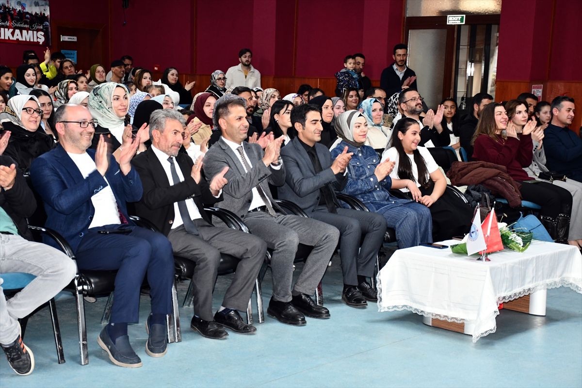 Minik Piyanistler Anneler İçin Konser Verdi