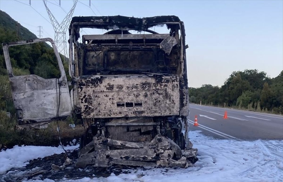 Kaş-Demre Yolu’nda Tır Yangını