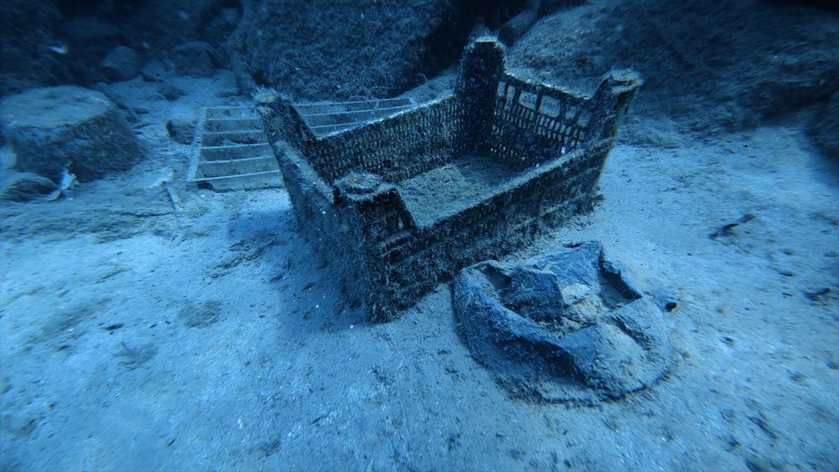 Kaş’ta deniz dibi temizliğinde yüzlerce atık toplandı
