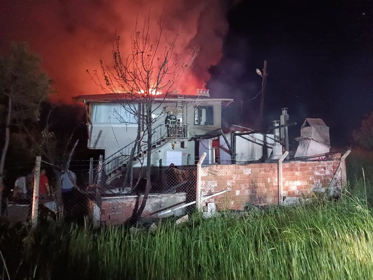 Tosya’da Ev ve Odunluk Yangını