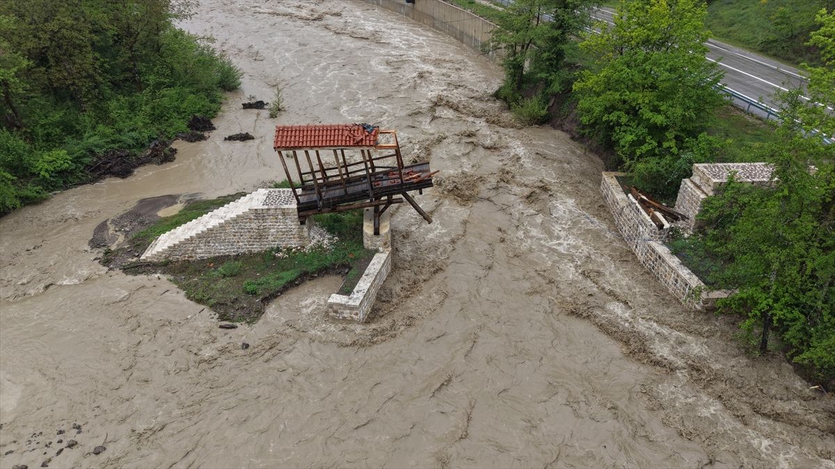 Azdavay’da Tarihi Köprü Yıkıldı