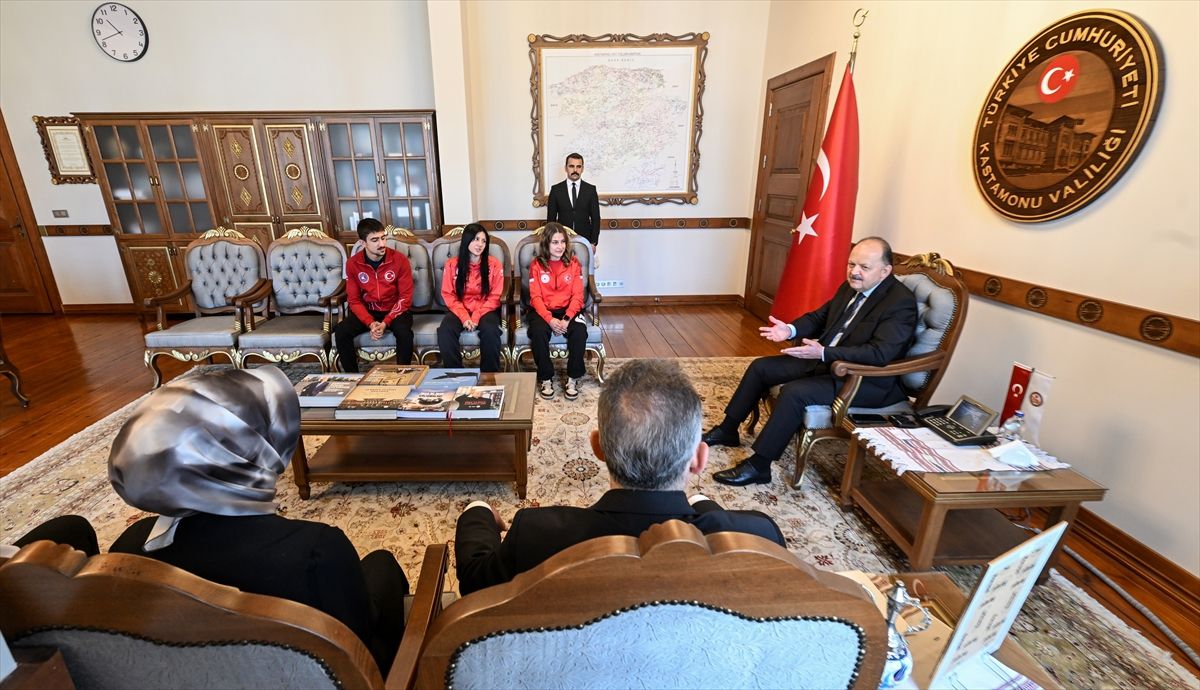 Vali Dallı’dan Gençlere Destek
