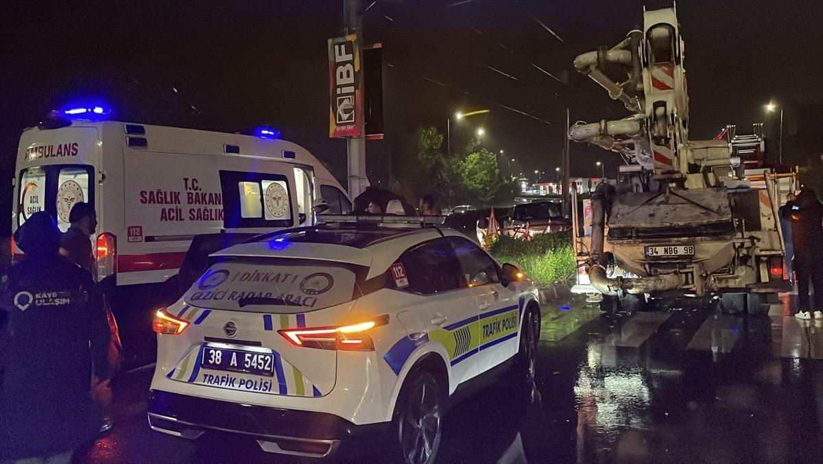 Kayseri’de Otomobil Kamyona Çarptı