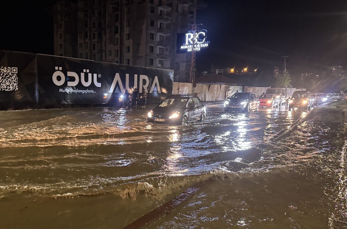 Kayseri’de Sağanak Yağış Hayatı Olumsuz Etkiledi