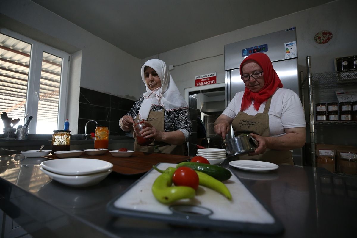 Kadın Kooperatifi Geleneksel Ürünleriyle Ayvacık’ta