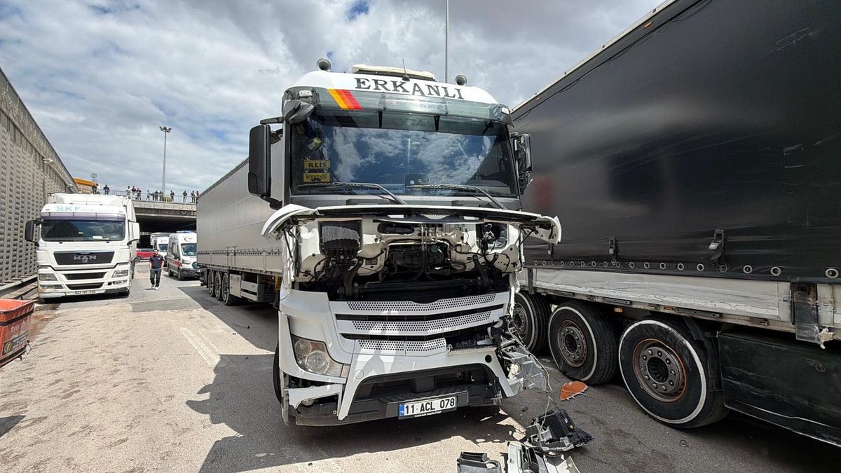 Eskişehir’de Kaza: TIR Otomobili Sıkıştırdı
