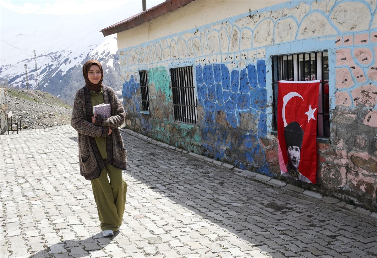 Fedakar Öğretmen Hizan’da Eğitime Destek Oluyor