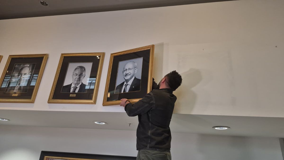 Kılıçdaroğlu’nun Fotoğrafı Yeniden Asıldı