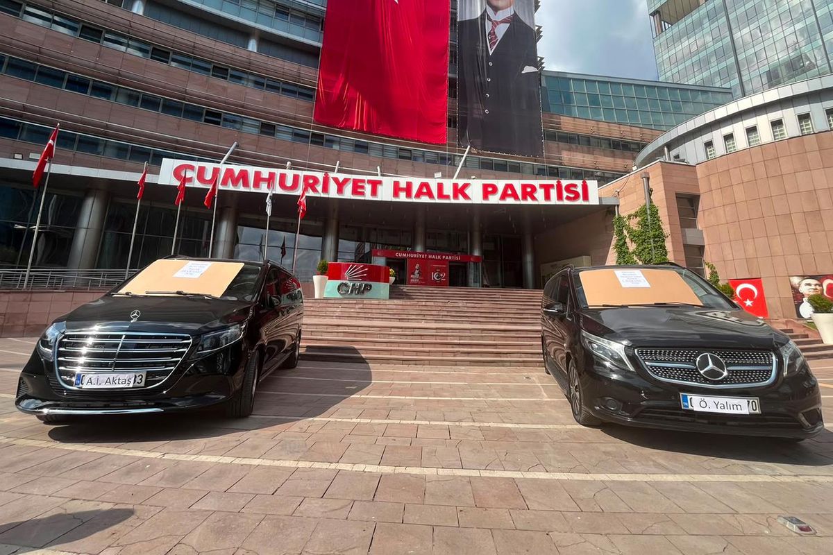 Kılıçdaroğlu, Özgür Özel’in iki makam aracını satışa çıkardı