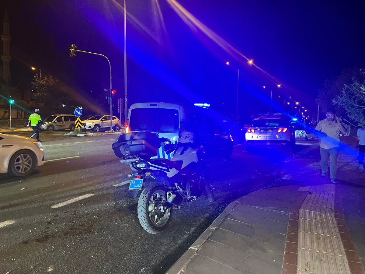 Kilis’te TIR-Motosiklet Çarpışması: 2 Yaralı