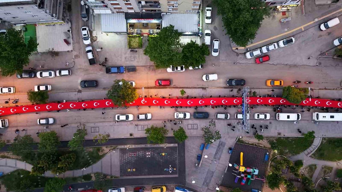 Kırıkkale’de 19 Mayıs coşkusu: Yüzlerce vatandaş, metrelerce uzunluğundaki Türk bayrağıyla yürüdü