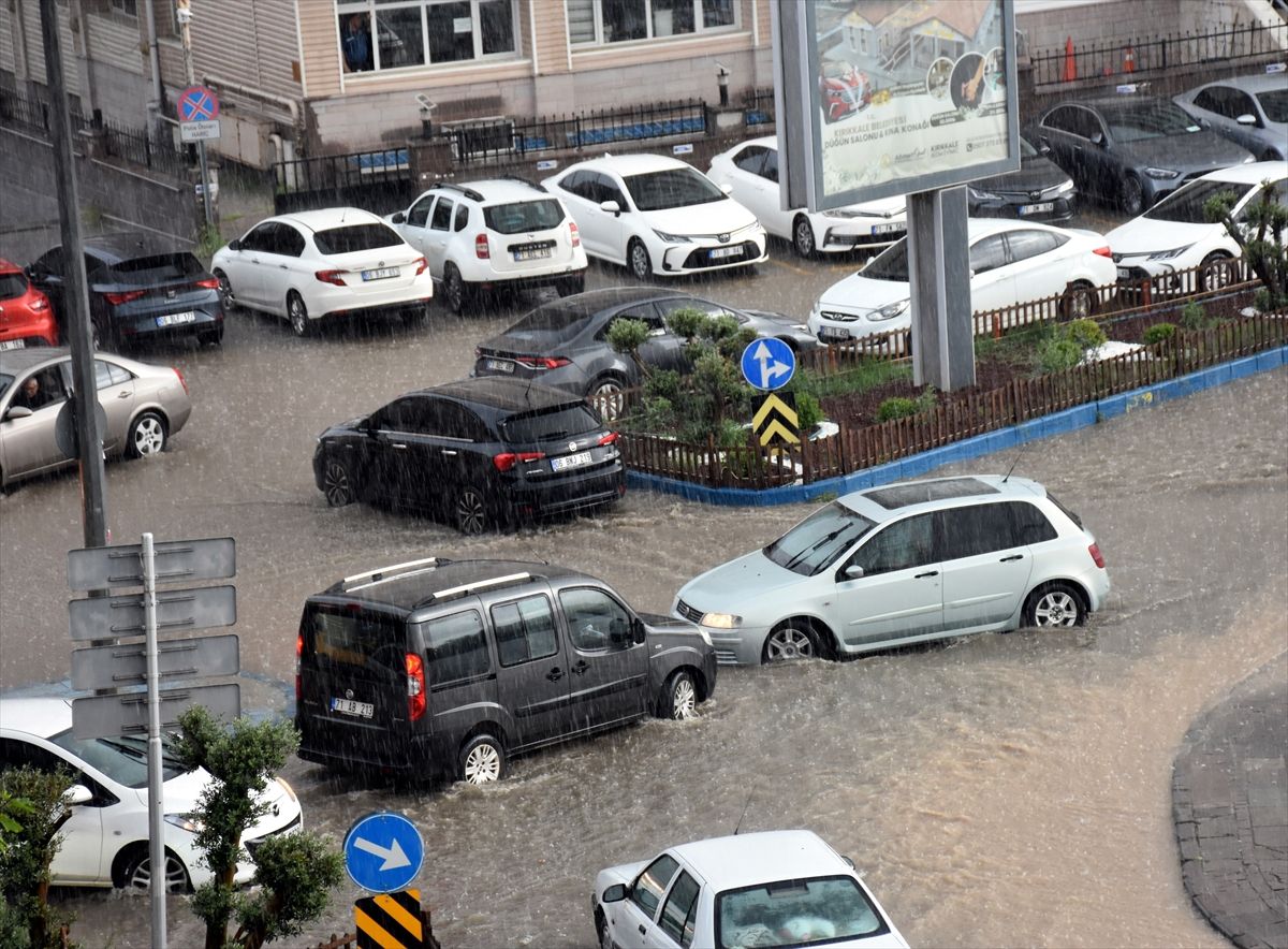 Kırıkkale’de Sağanak Trafiği Olumsuz Etkiliyor