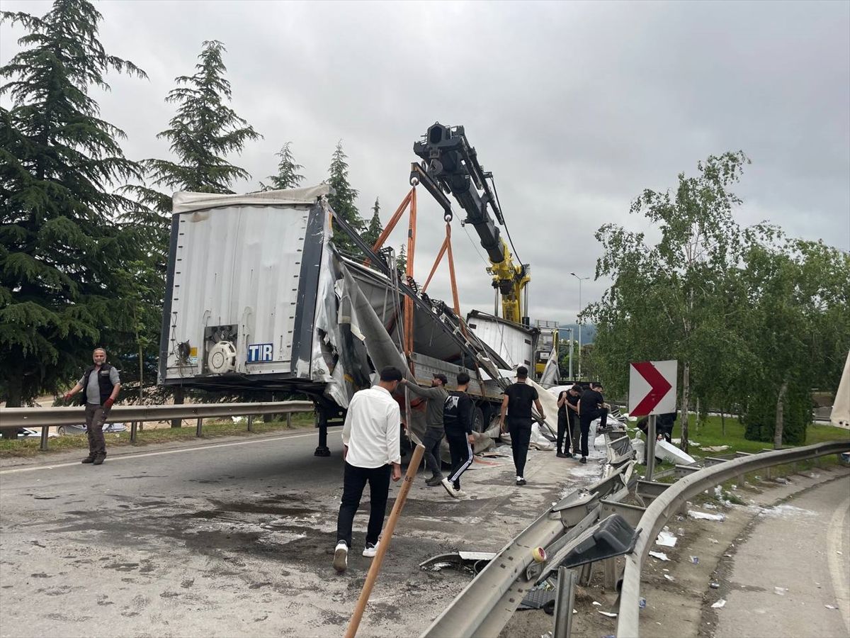 Başiskele’de TIR Bariyere Çarptı, Sürücü Kurtuldu