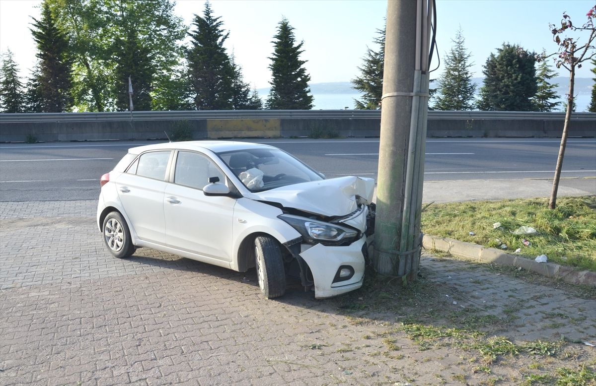 Karamürsel’de Elektrik Direğine Çarpan Otomobilde 3 Yaralı
