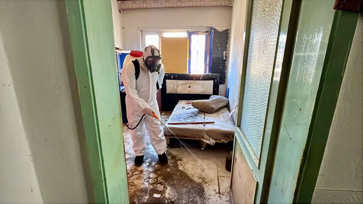 Gebze’de Kamyonlarca Çöp Çıkarıldı