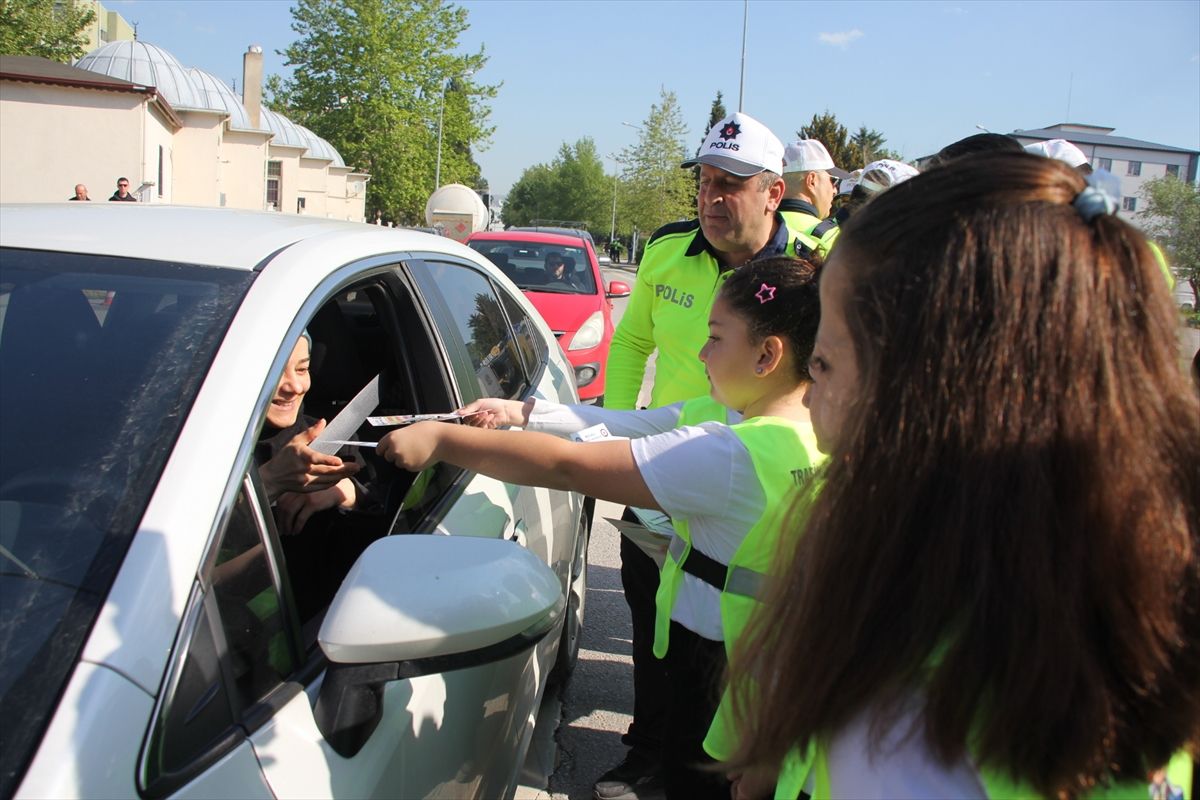 Trafik Dedektifleri Öğrenciler Sürücülere Uyarıda Bulundu