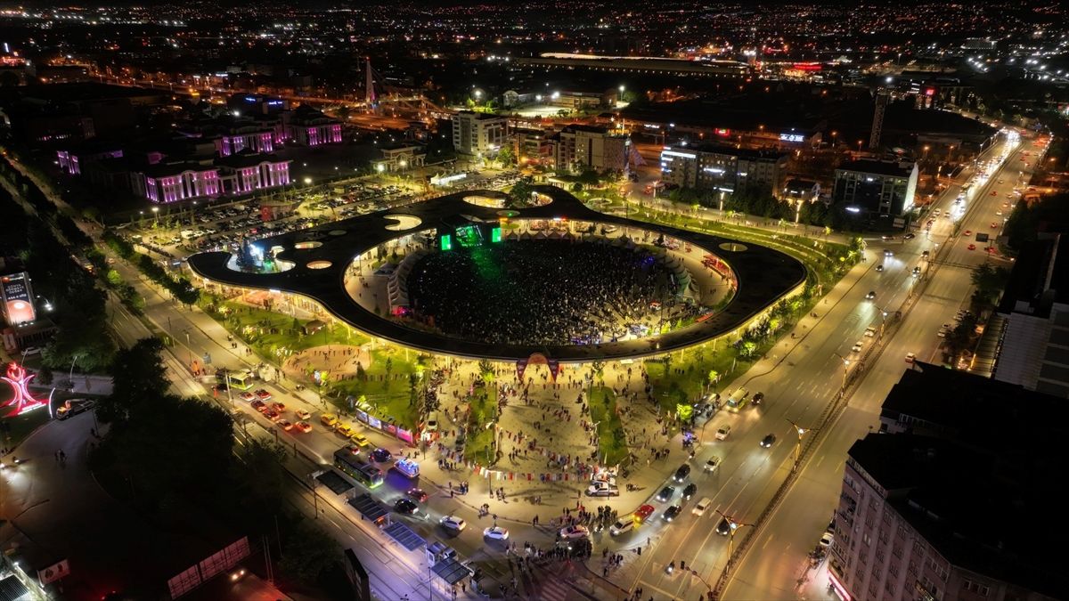 Ceza Kocaeli’de Gençlik Festivali’nde Sahne Aldı