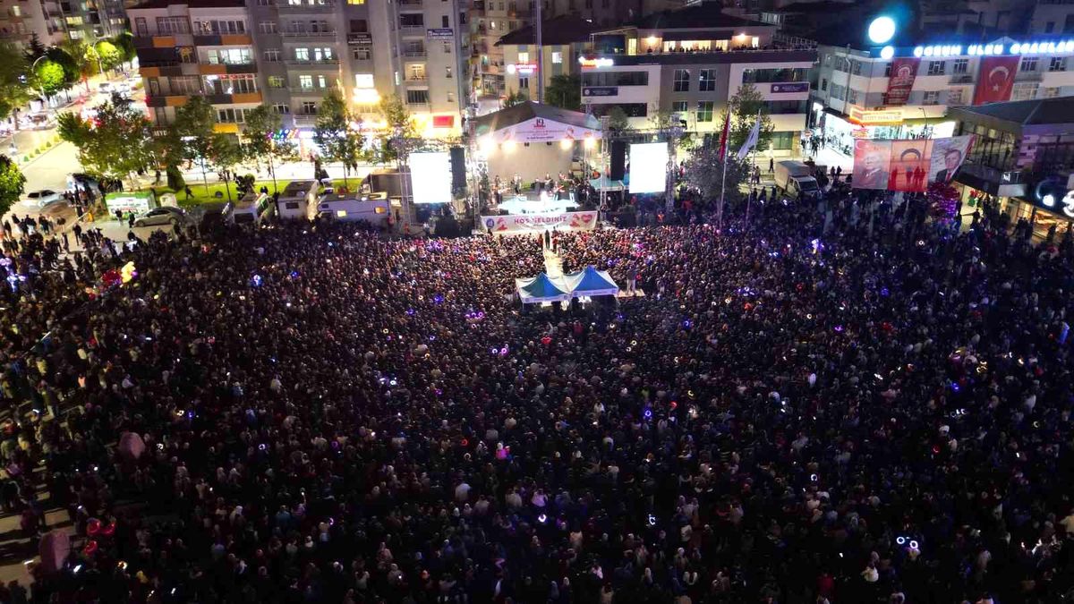 Konser alanında gençlik coşkusu