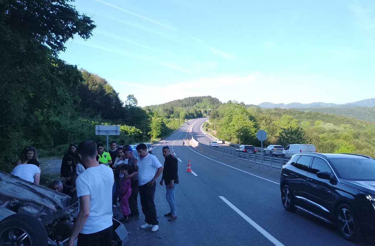 Zonguldak’ta Takla Atan Araçta 4 Yaralı