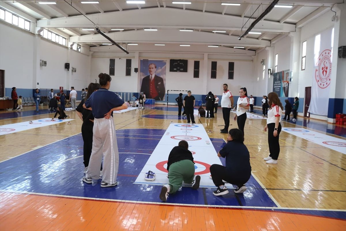 Konya’da Çocuklar Curling Müsabakasında Yarıştı