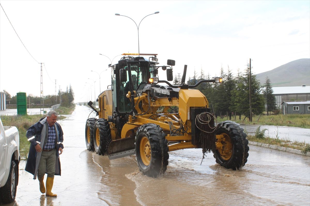 Yunak’ta Sel Baskınları ve Yol Kapanmaları