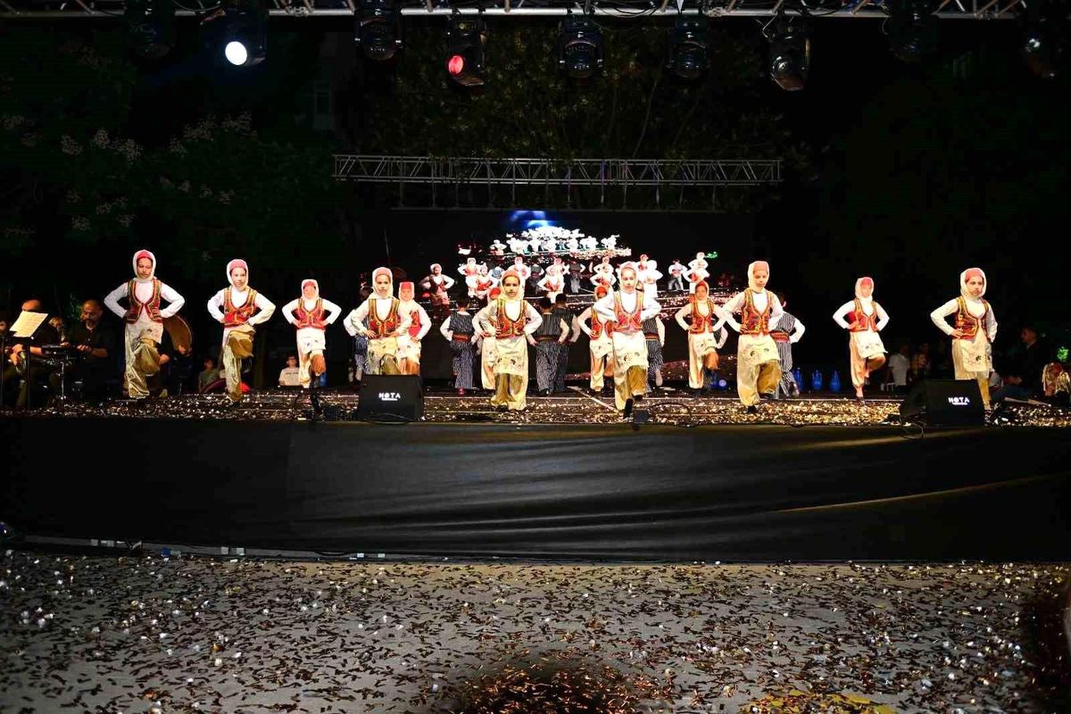 Konyaaltı İlkokulu’nda yıl sonu halk oyunları şenliği