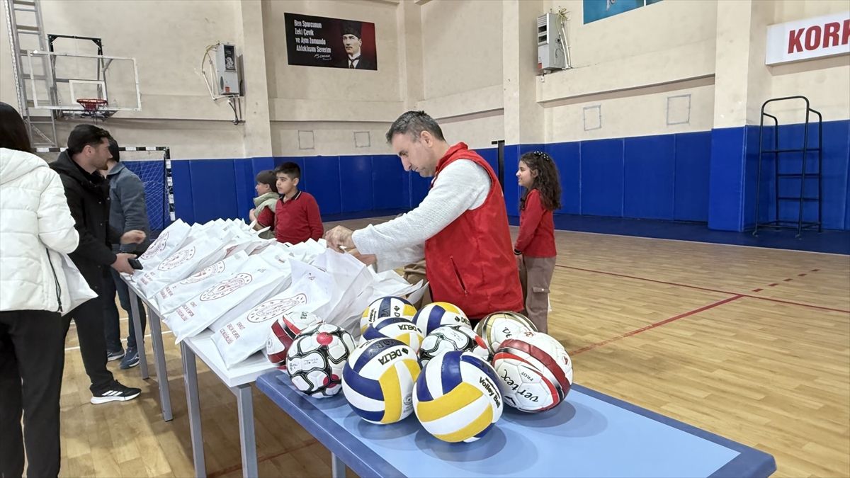 Korkut’ta Spor Malzeme Dağıtımı