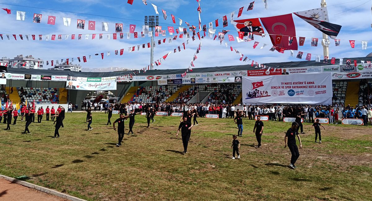 Ardenalp’in Zeybek Performansı İlgi Çekti
