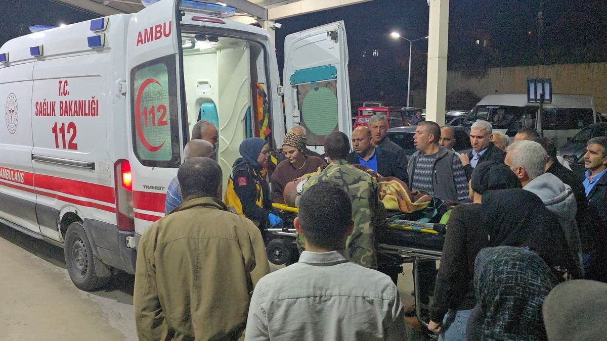Adana’da Kamyonet Devrildi: 2 Yaralı