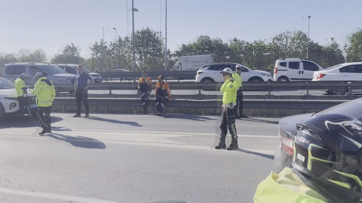 Küçükçekmece’de Takla Atan Araç Trafiği Felç Etti
