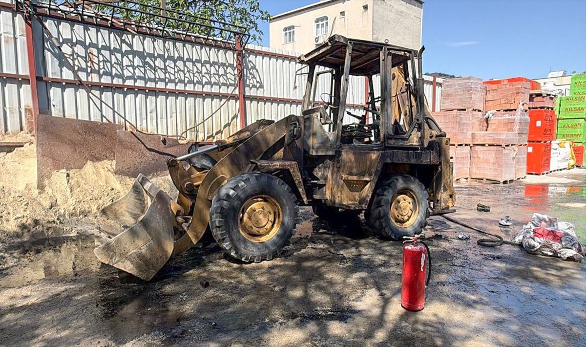 Küçükçekmece’de İş Makinesi Yangını