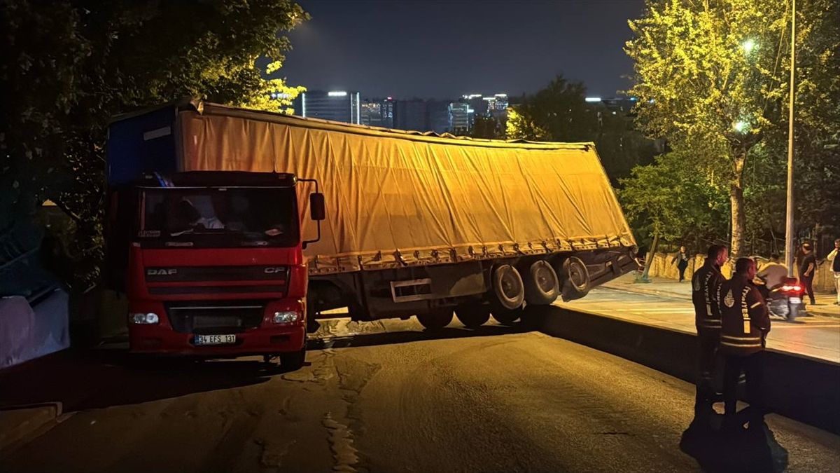 Küçükçekmece’de Kontrolden Çıkan Tır Çitleri Devirdi