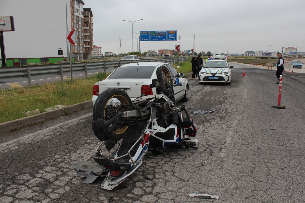 Aksaray’da Otomobil ve Motosiklet Çarpıştı