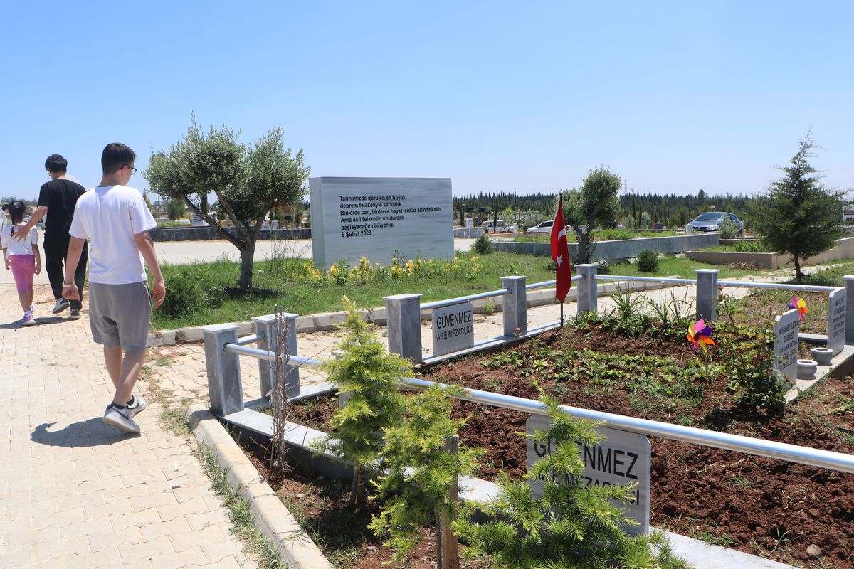 Deprem Şehitliği’nde bayram arifesi duygu dolu anlar