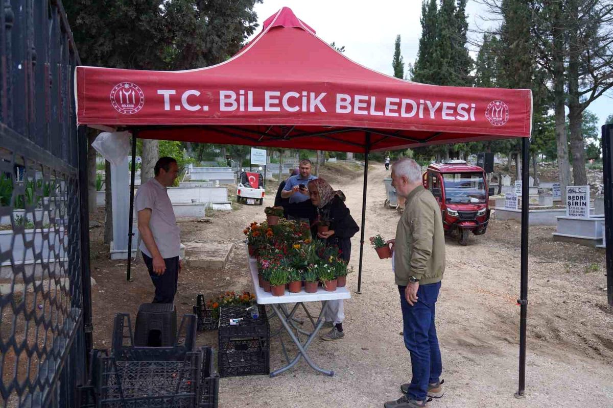 Kurban Bayramı’nın birinci gününde mezarlıklarda çiçek dağıtıldı