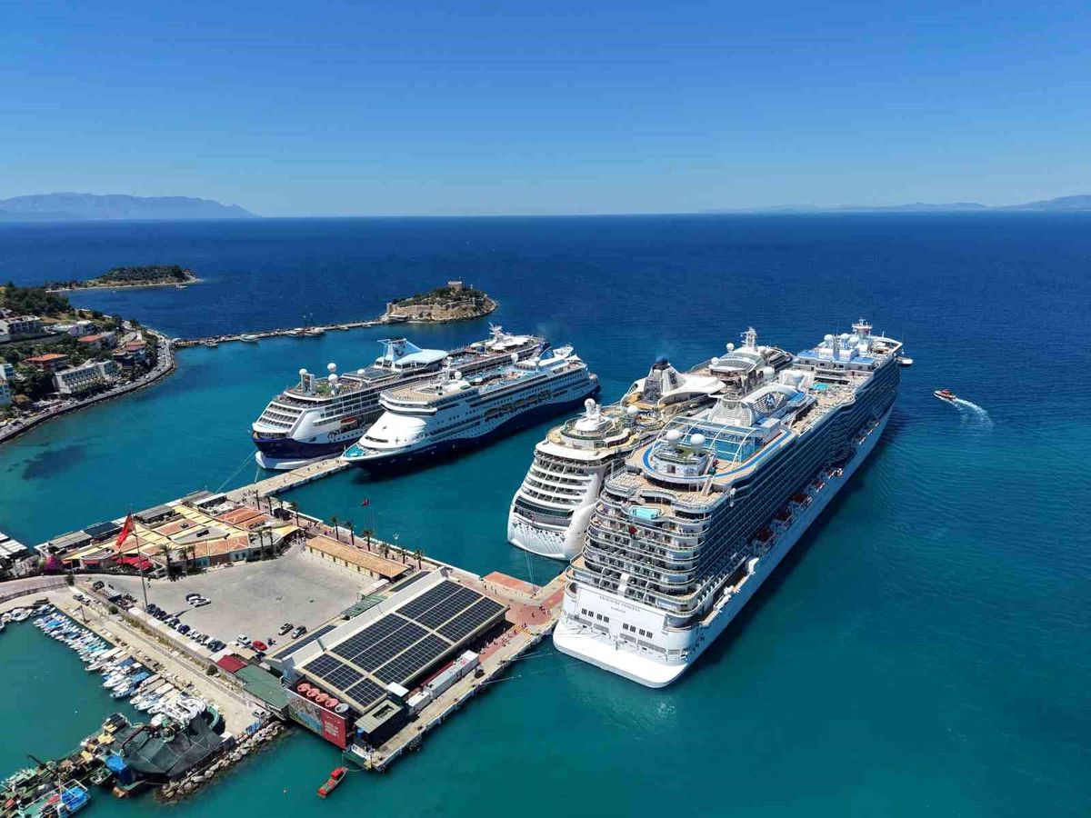 Kuşadası’na 9 Bin Turist Geldi