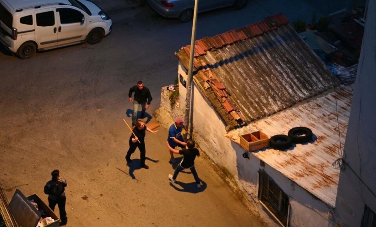 Kuşadası’nda Alkollü Tartışma: Araçlara Zarar Verildi