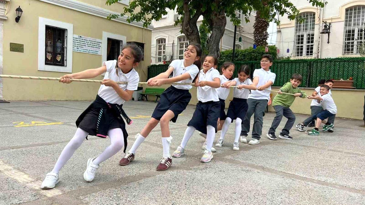 Kuşadası’nda Çocuk Atletizm Şenliği Coşkusu