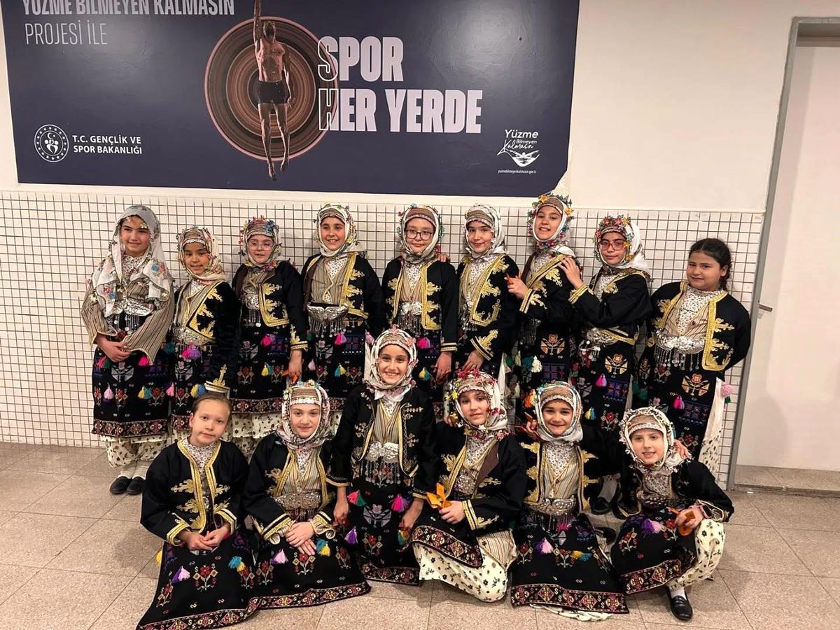 Kütahya Belediyespor Halk Oyunları ekiplerinden İzmir’de çifte başarı